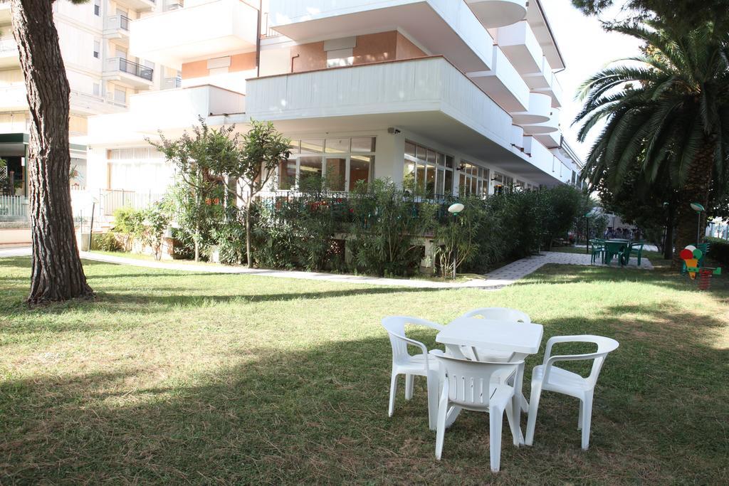 Hotel Blumen San Benedetto del Tronto Bagian luar foto